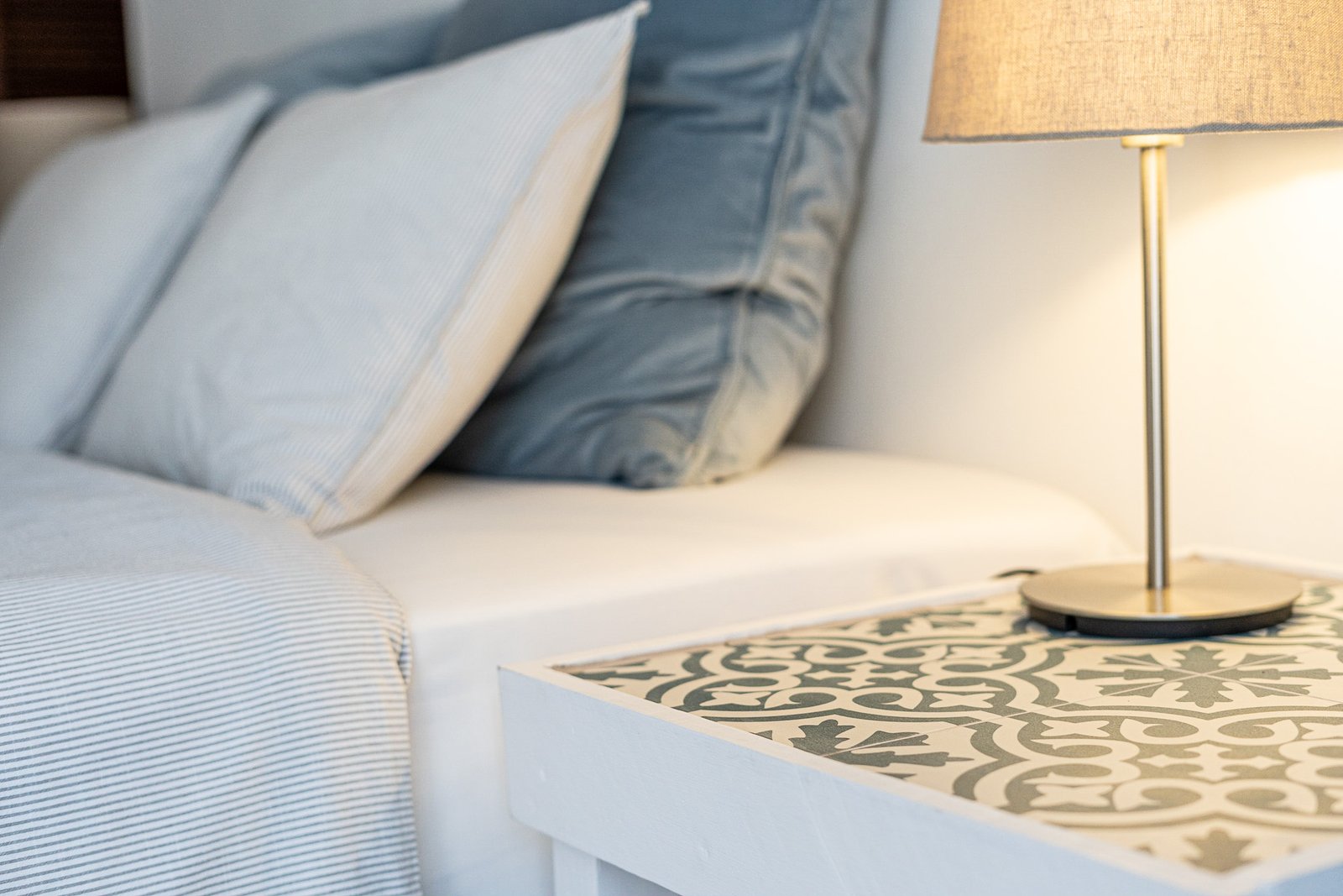 Warm linen cushions, books, and ceramic details in the living room